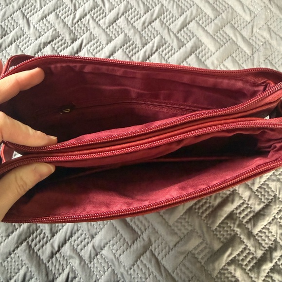 Elegant Red Leather Crossbody Bag - Picture 3 of 4